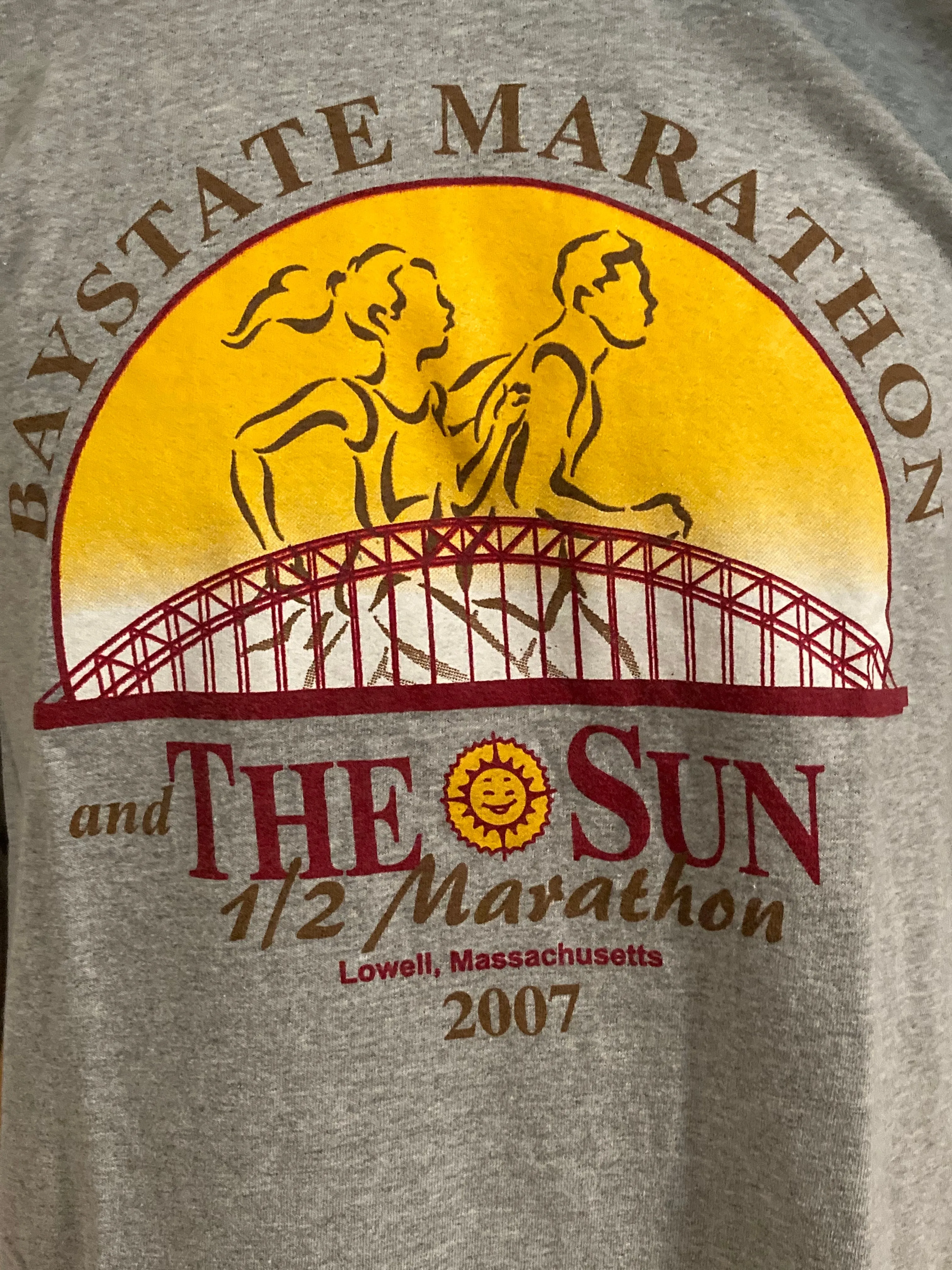 REEBOK "BAYSTATE MARATHON" THE SUN 1/2 MARATHON LOWELL, MASSACHUSETTS Graphic Print Adult L Large Lrg Gray 2007 Long Sleeve T-Shirt Tee Shirt